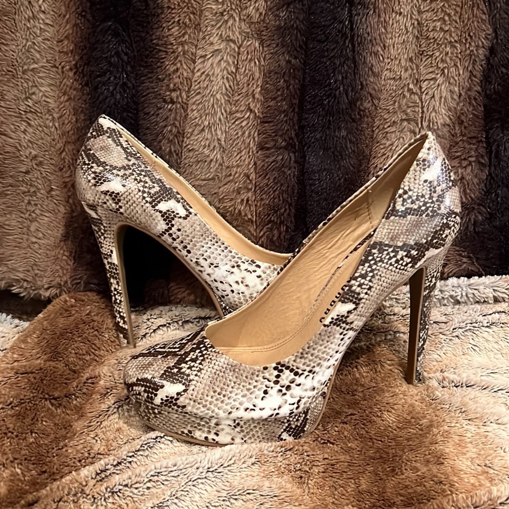 CHINESE LAUNDRY heels size 9. 4 inch heels. With one inch platform. Used.